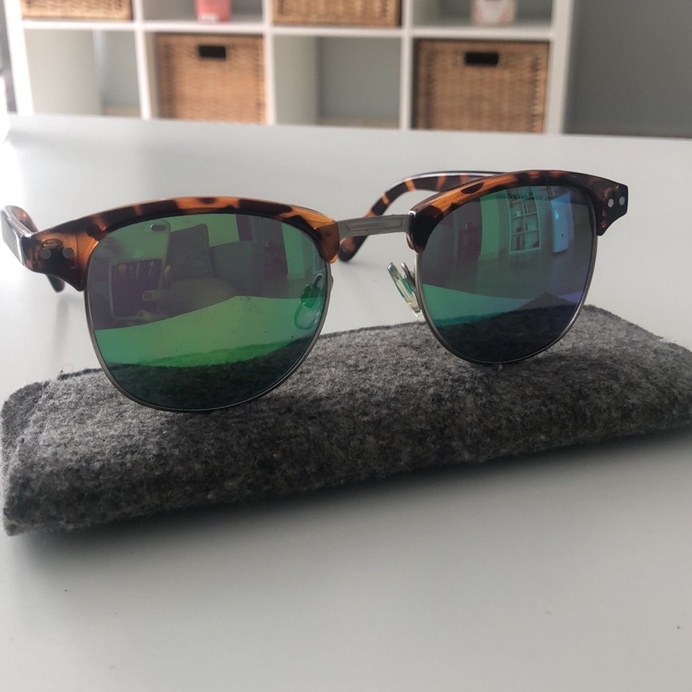 Meller mirrored sunglasses